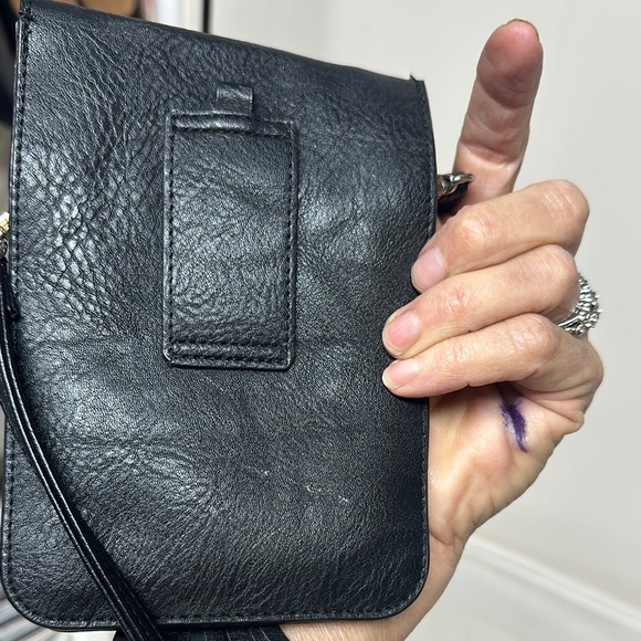 Stylish Black Crossbody Bag with Tassel Detail - Picture 4 of 9